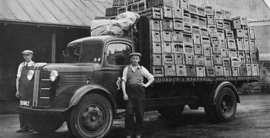 トラックに積まれたウイスキーの昔の写真